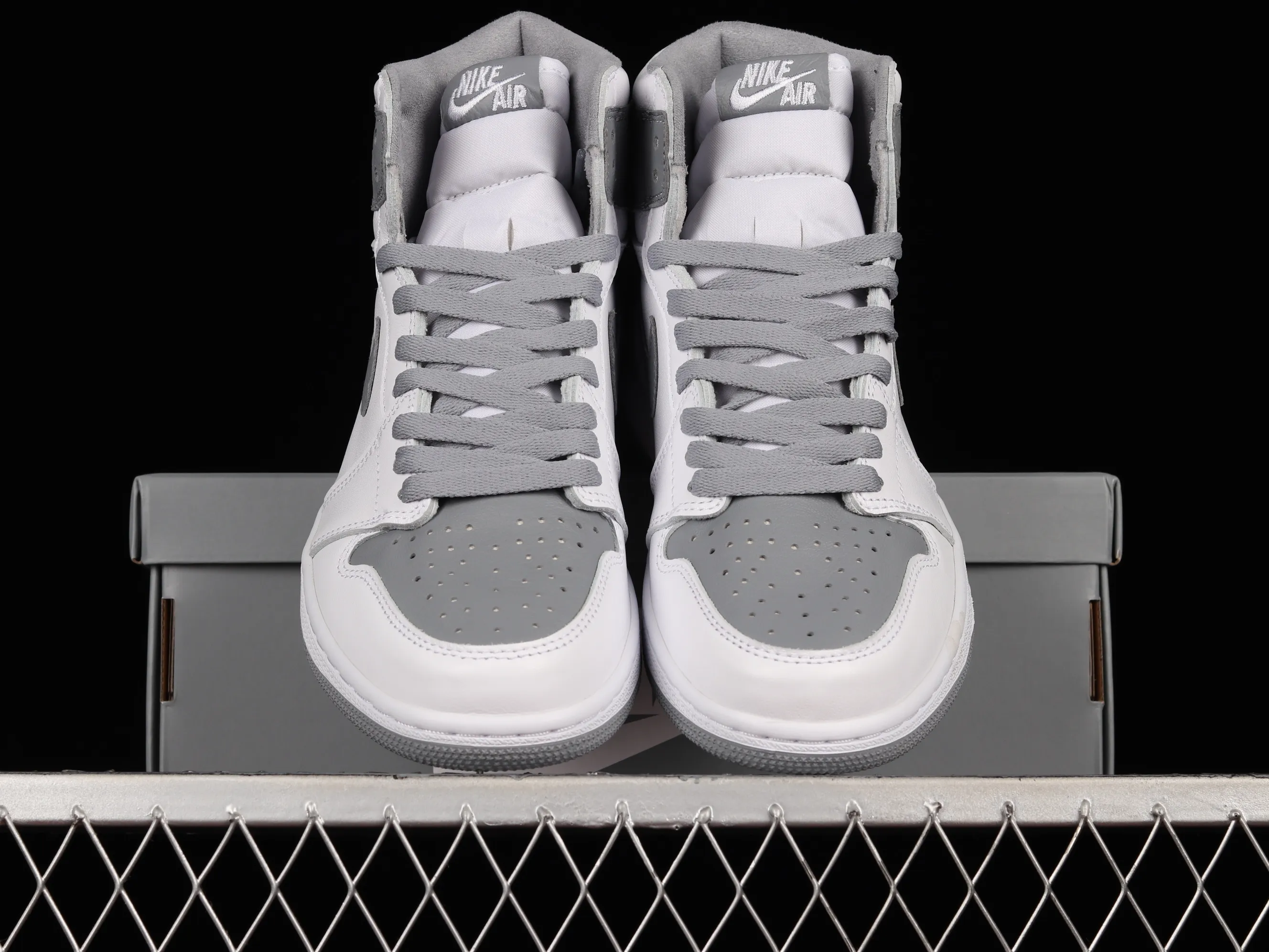 All categories Air Jordan Jordan series basketball shoes Air Jordan 1 High Pure original Air Jordan 1 High OG "Stealth" AJ1 Joe 1 white gray 555088-037